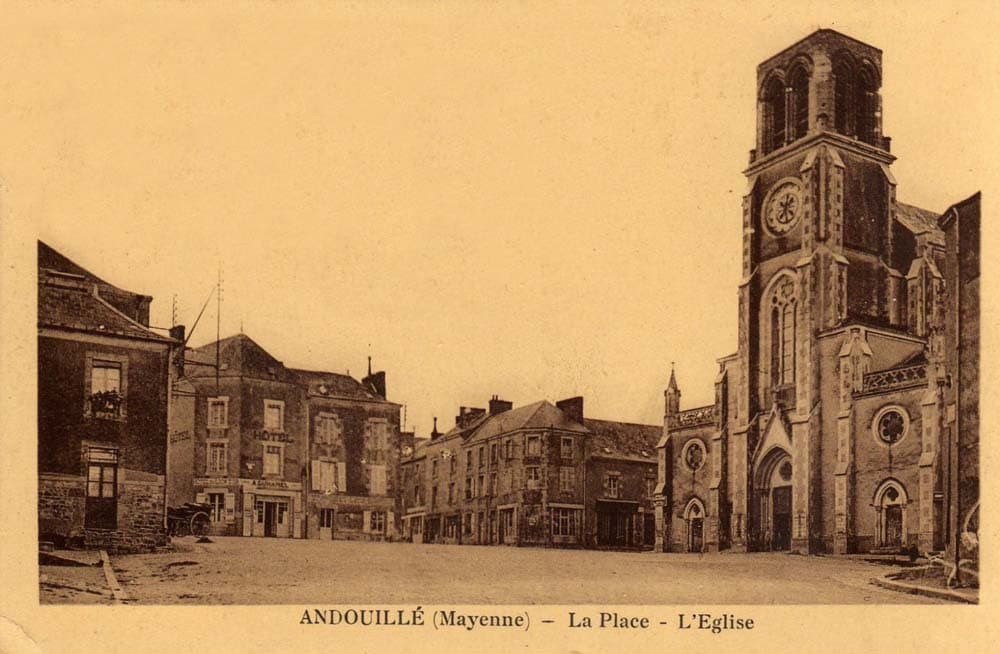 Andouillé (Mayenne - 53) - La Place - L'Eglise