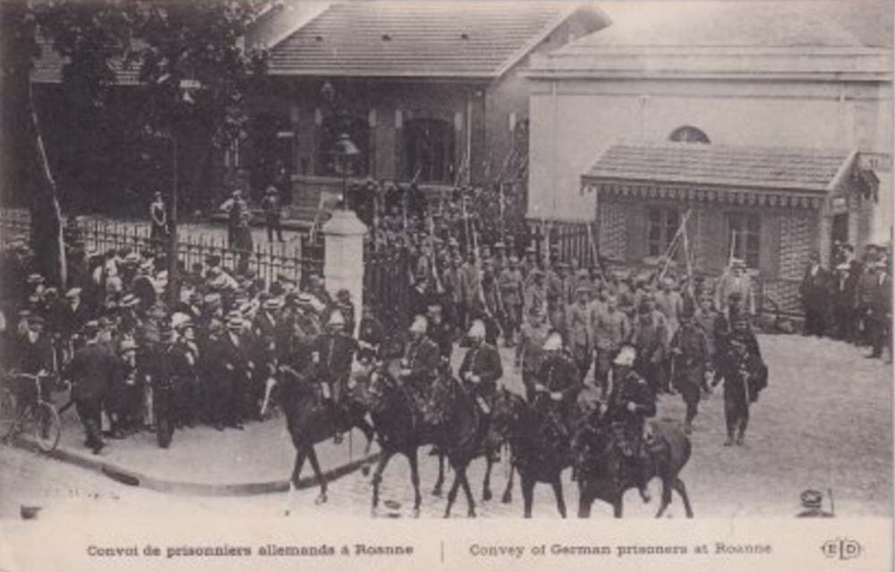 Ci-dessous un convoi de prisonniers allemands.