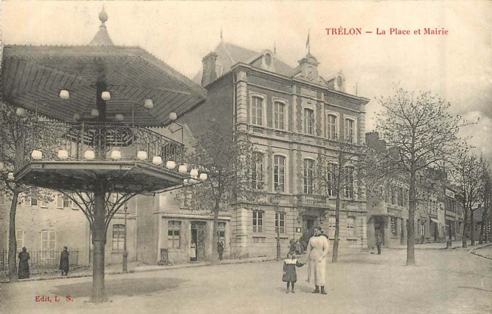 Trélon (Nord - 59) - La Place et Mairie
