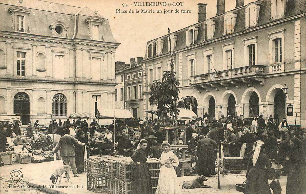 Villeneuve-sur-Lot (Lot-et-Garonne - 47300) - Place de la Mairie un jour de Foire