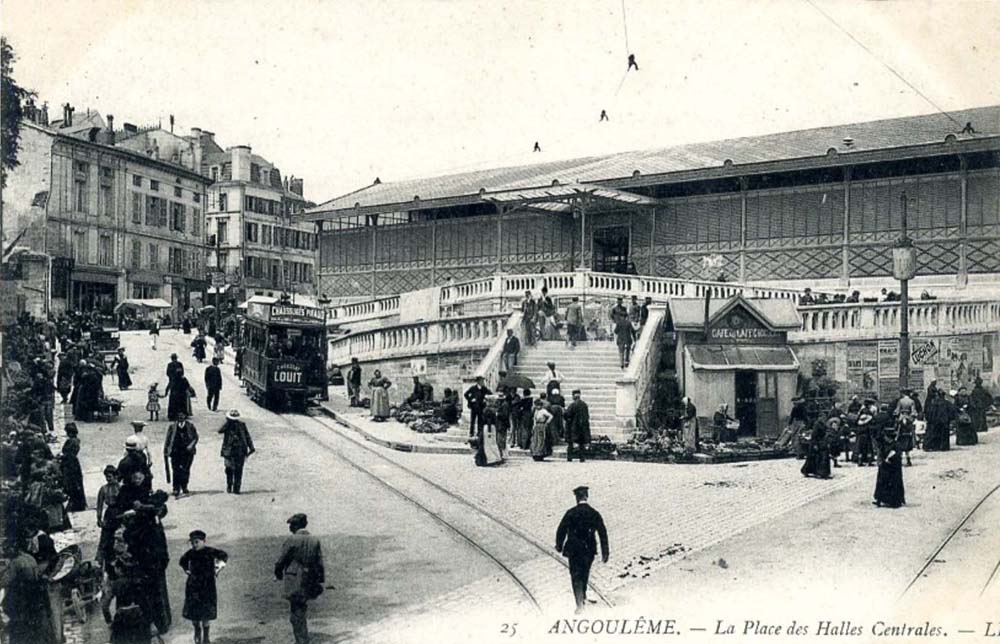 Angoulme (16000 - Charente) - La Place des Halles Centrales - Le Tramway