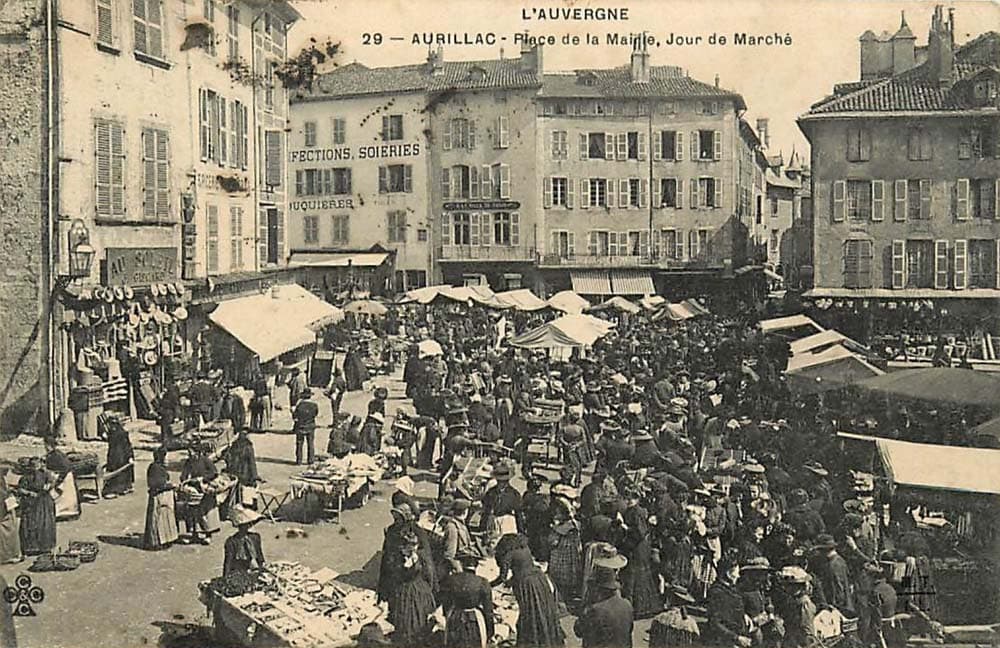 Aurillac (15000 - Cantal) - Place de la Mairie un jour de March