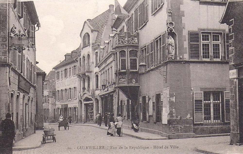 Carte postale ancienne: Guebwiller - Rue de la République - Hôtel de Ville - Central Luxhof