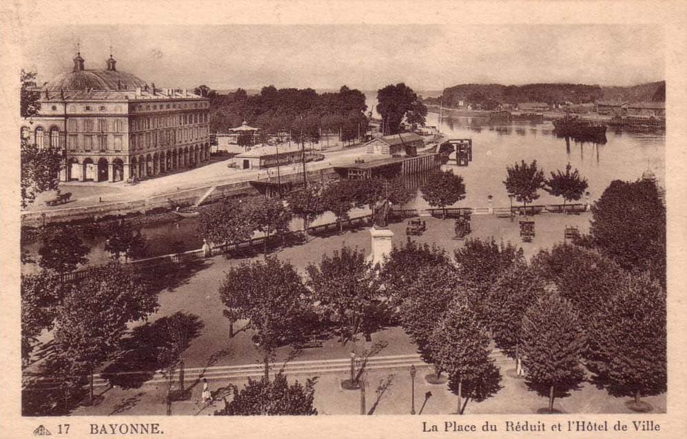 Bayonne (64100 - Pyrnes-Atlantiques) - La Place du Rduit et l'Htel de Ville