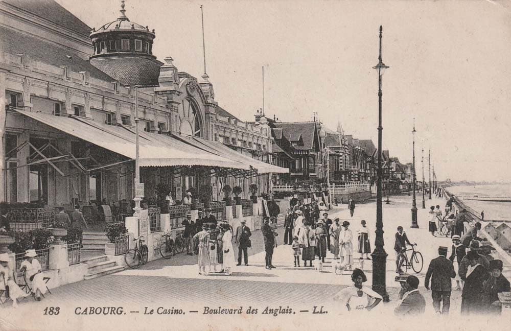 Cabourg (14390 - Calvados) - Le Casino et le Boulevard des Anglais