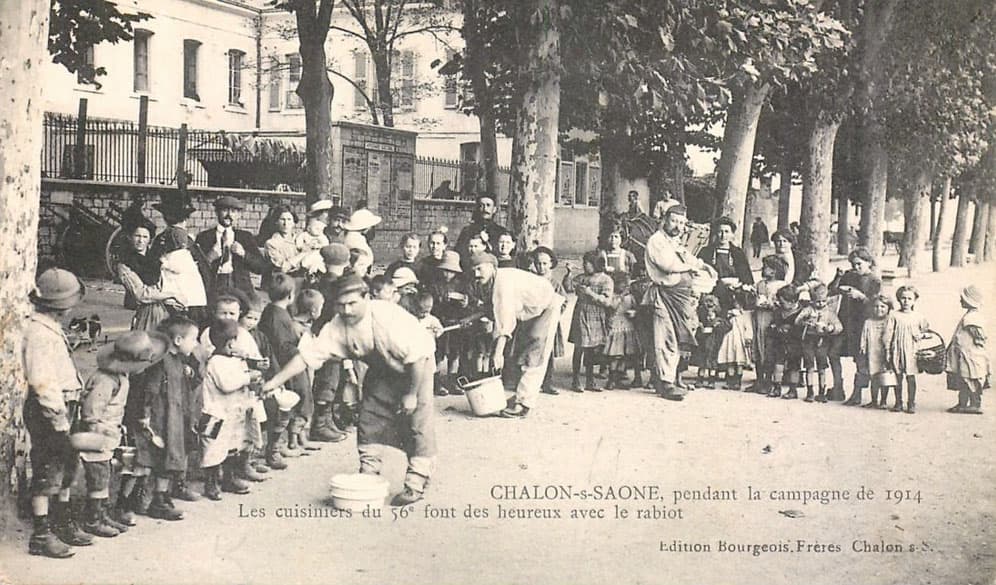 Chalon-sur-Sao�ne, pendant la campagne de 1914. Les cuisiniers du 56e font les heureux avec le rabiot.