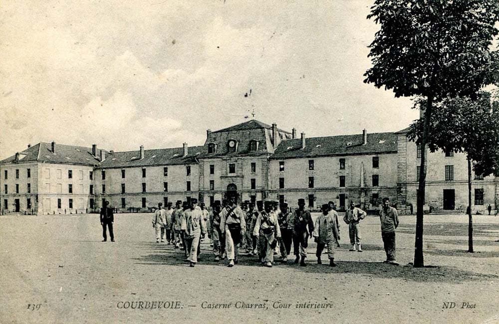 Courbevoie (92400 - Hauts-de-Seine) - Caserne Charras, Cour intérieure - lieu d'activité de la Cantine Crubillé