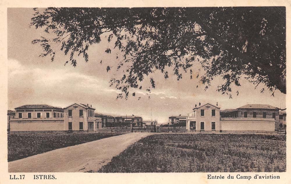 Istres (13800 - Bouches-du-Rh�ne) - Entr�e du Camp d'Aviation