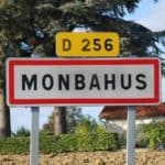 Panneau signalétique de la ville de Monbahus (47170 - Lot-et-Garonne) sur la D256 (départementale D256)