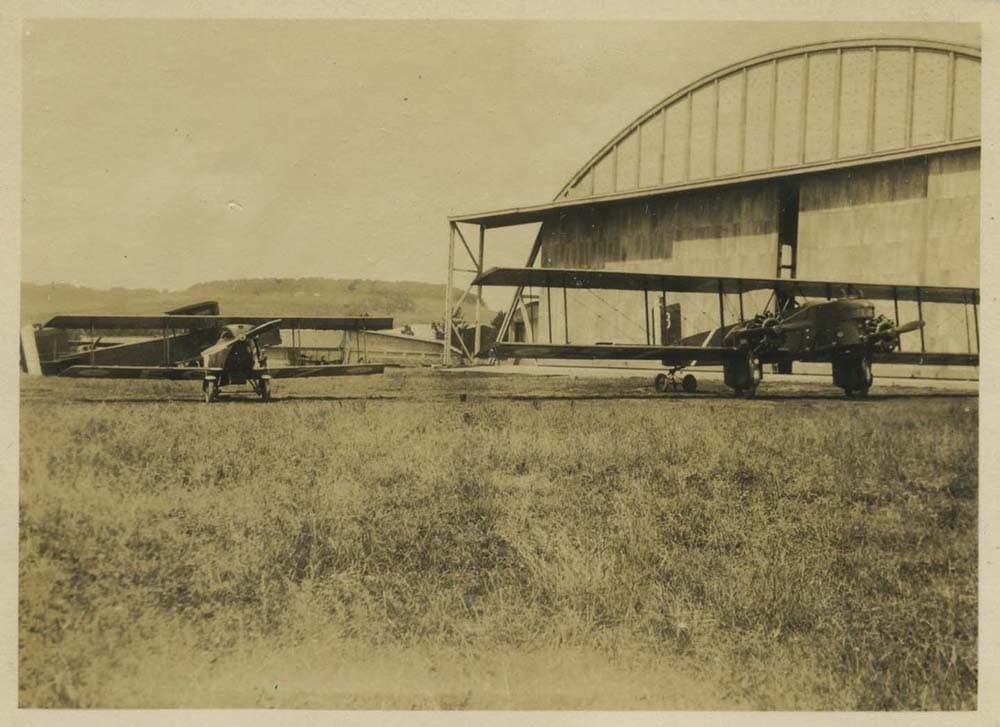 Avions devant un hangar sur la base d'Essey-les-Nancy