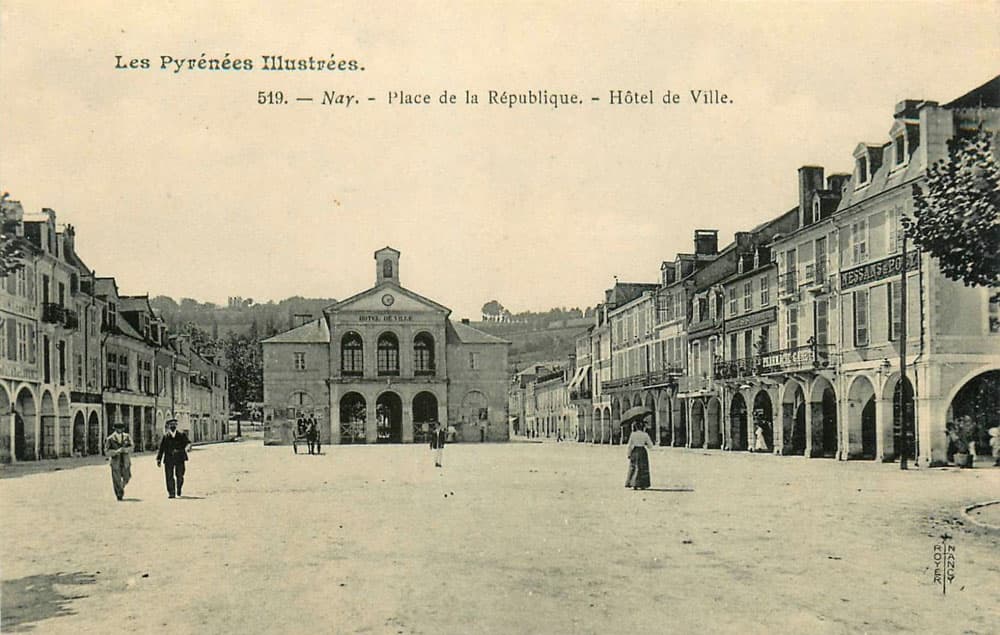 Nay (64800 - Pyr�n�es-Atlantiques) - Place de la R�publique - H�tel de Ville