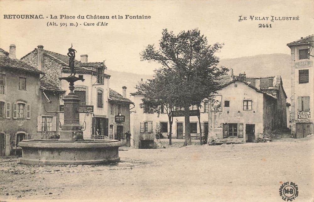 Retournac (43130 - Haute-Loire) - La Place du Ch�teau et la Fontaine