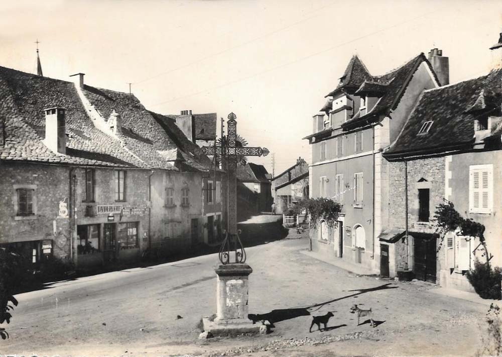 Roussennac (12220 - Aveyron) - Centre du Bourg