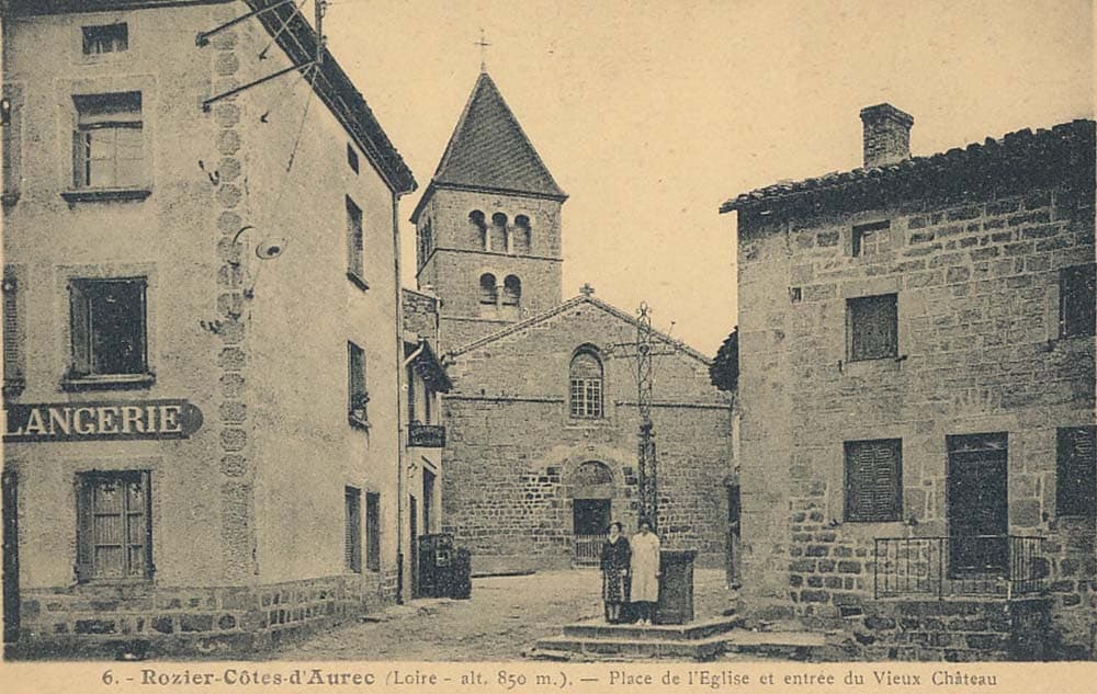 Rozier-Côtes-d'Aurec (42380 - Loire) - Place de l'Eglise et Entrée du Vieux Château