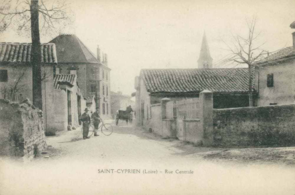 Saint-Cyprien (42160 - Loire) - Rue Centrale
