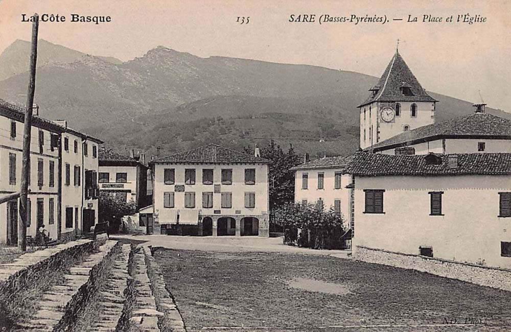 Sare (64310 - Pyrnes-Atlantiques) - La Place et l'Eglise