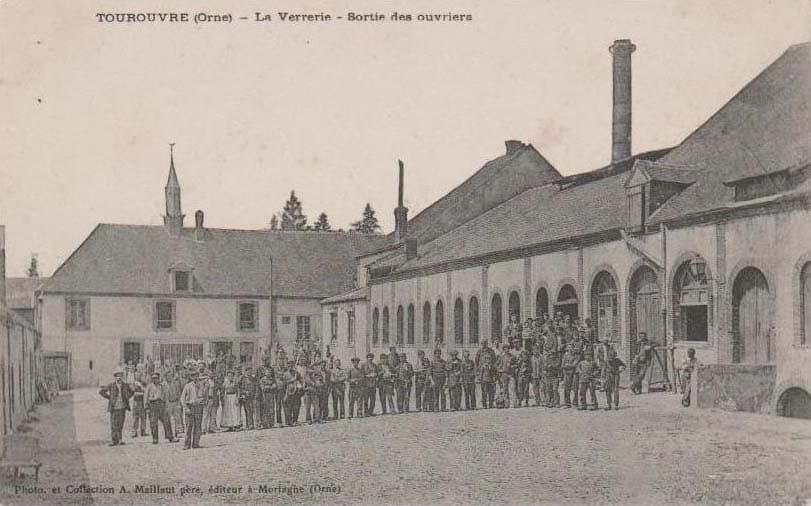 Tourouvre (61190 - Orne) - Verrerie - Sortie des ouvriers