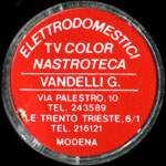 Timbre-monnaie Elettrodomestici - TV Color - Nastroteca - Vandelli G. - Via Palestro. 10 - Tel. 243589 - V. Le Trento - Trieste. 6/1 - Tel. 216121 - Modena - 90 lire sur fond rouge - capsule plastique - Italie - avers