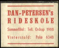 Timbre-monnaie Dan-Petersen's Rideskole - 1 øre  sur carton blanc - Danemark - avers
