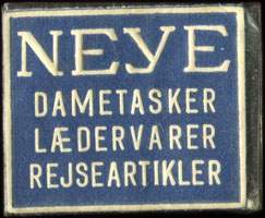 Timbre-monnaie Neye Dametasker Lædervarer Rejseartikler - 1 øre sur fond bleu - Danemark - avers